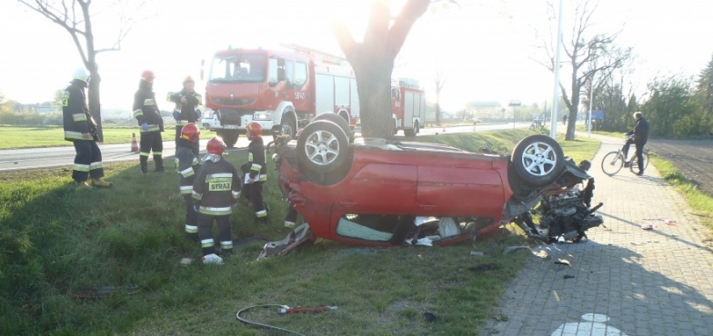 Wypadek w Strzałkowie. Samochód wypadł z drogi i dachował 