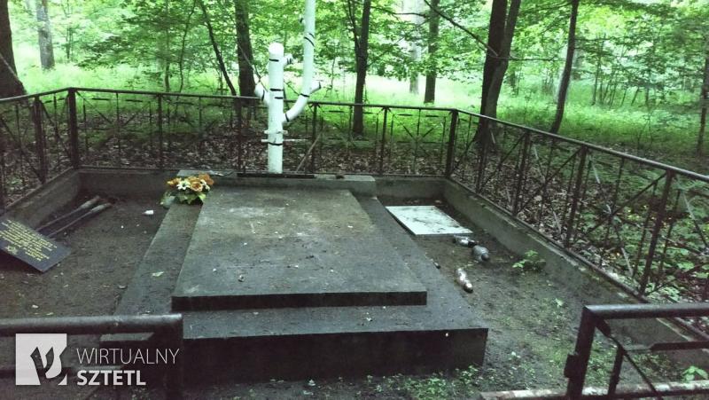 Zniszczone tablice z symbolicznego grobu 1.500 ofiar zagłady
