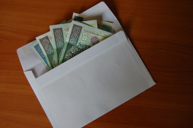 Oddała policji kopertę, w której było 800 złotych. Znalazła na trawniku