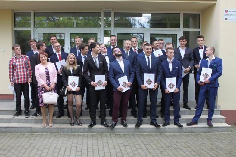 Pożegnanie maturzystów w „Górniczej”. Najlepszy uczeń dostał pieniądze i bon