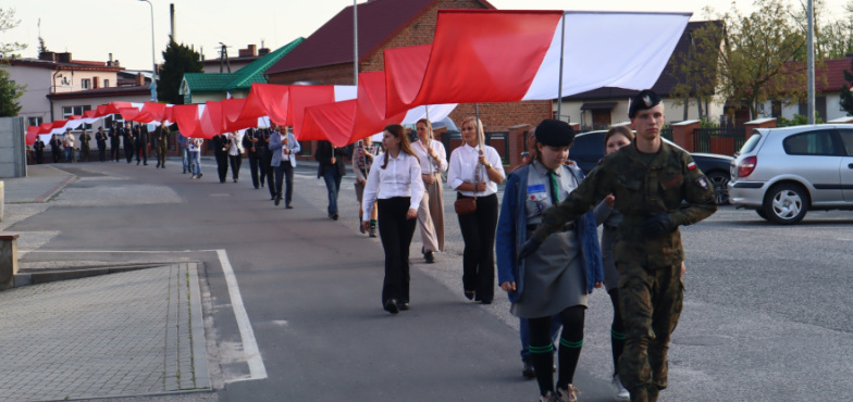 Mieszkańcy nieśli stumetrową flagę ulicami. W święto biało-czerwonej