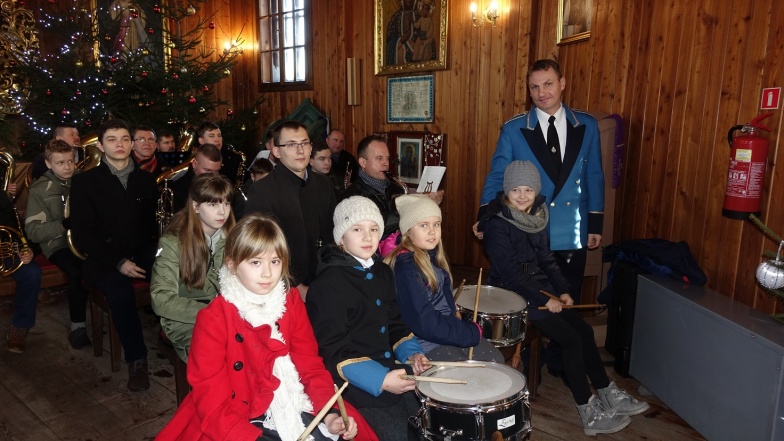 ,,Cichą noc" zagrali w kościele na instrumentach dętych. Dochód z tacy dla orkiestry