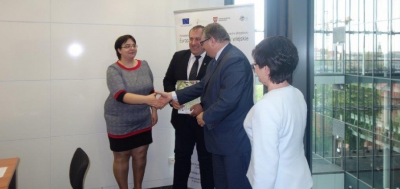 Wójt podpisał umowę z marszałkiem. Za prawie 400 tysięcy złotych powstaną place zabaw i siłownie 