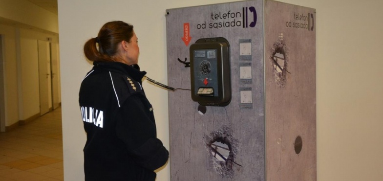 Telefon od sąsiada w komendzie policji. Jak reagować na przemoc domową?