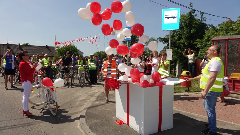 Ponad 100 osób uczestniczyło w biało-czerwonym rajdzie. Do wygrania był rower