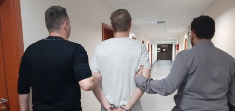 Wyłudzał kredyty na klientów wypożyczalni samochodów. Policjanci zatrzymali oszusta