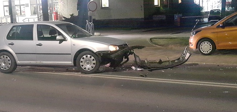 20-latka wyprzedzała na podwójnej ciągłej, 44-latka nie spojrzała przy zawracaniu  
