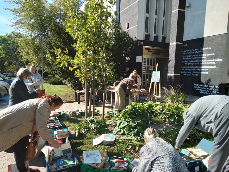 Trwa „Kiermasz u Zofii” przed budynkiem Miejskiej Biblioteki Publicznej 