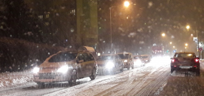 Silny wiatr i śnieg. Ruch w Koninie utrudniony