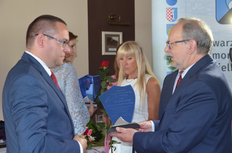 Statuetki z okazji dziesięciolecia. W gminie Stare Miasto świętuje Stowarzyszenie Samorządowe A2