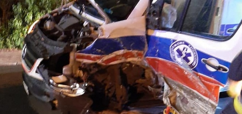 Karetka pogotowia zderzyła się z osobowym. Wypadek w Złotkowie