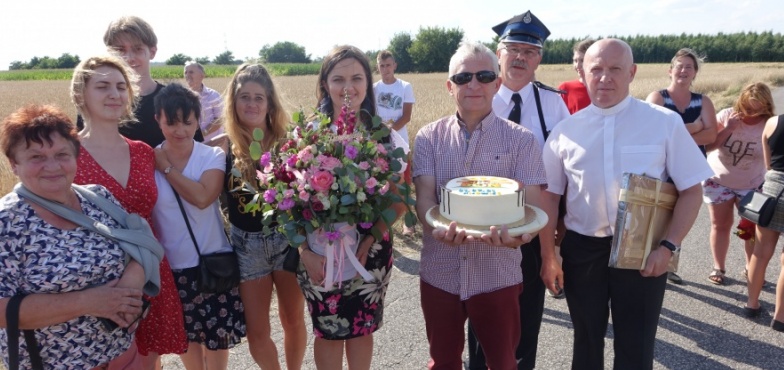 Czteroosobowa rodzina wróciła do swojego nowego domu. Mieszkańcy powitali ją tortem i kwiatami
