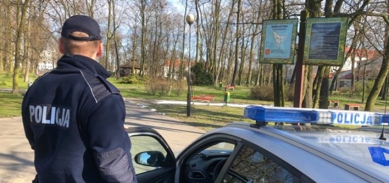 Mandaty za spotkania towarzyskie w parku i klatce schodowej