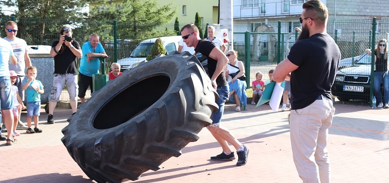 Przetaczali opony i dźwigali ciężary. Strongmeni na powitanie lata