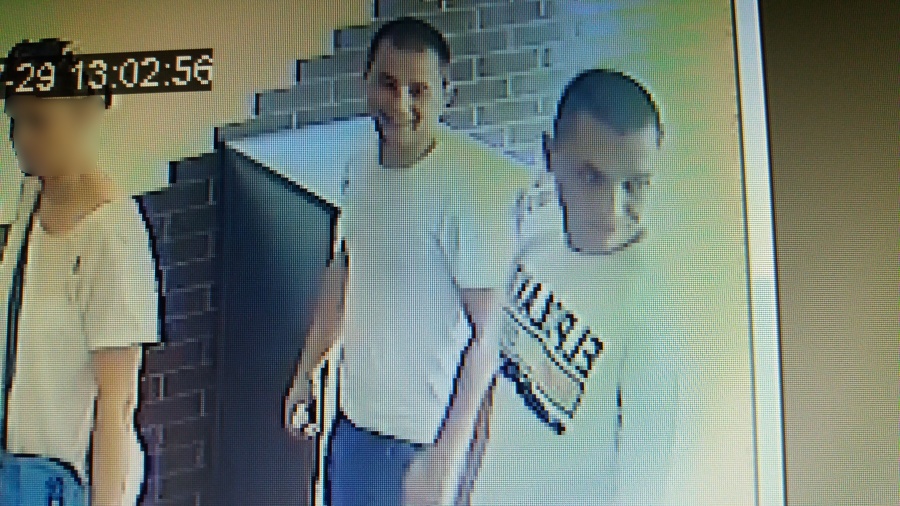 Policja opublikowała zdjęcie złodziei. W pubie ukradli damską torebkę