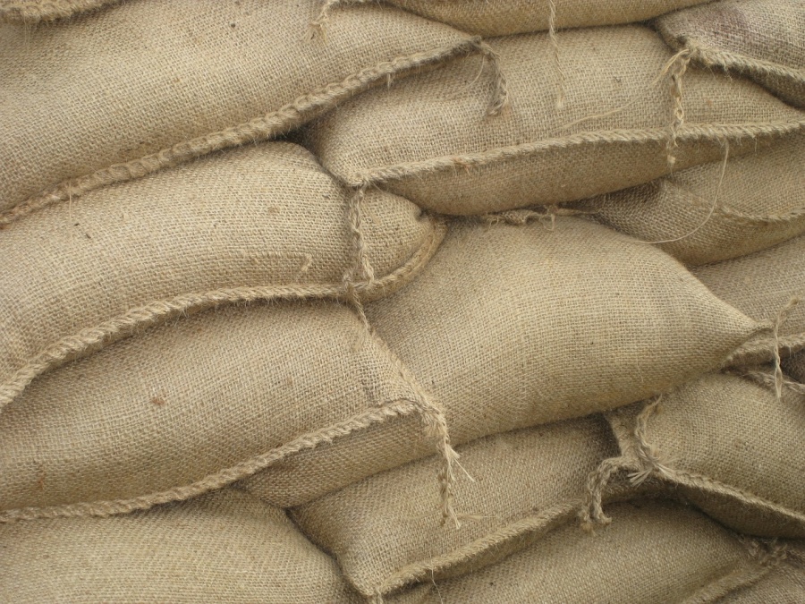 Konińscy strażacy pomagają umacniać wały przeciwpowodziowe