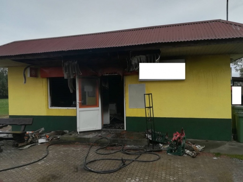 Pracownica zdążyła uciec. Ogień w sklepie spożywczym