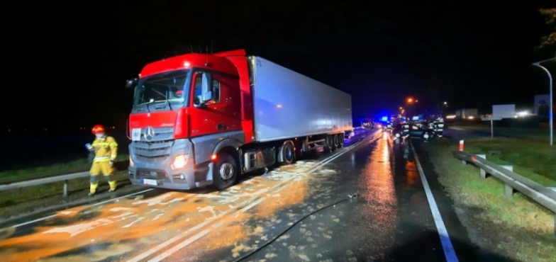 Nocny wypadek na DK92. Dwie osoby trafiły do szpitala 