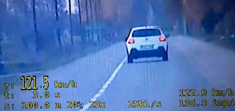 Policjanci zatrzymali 5 praw jazdy w ciągu trzech dni. Kierowcy jeżdżą za szybko 
