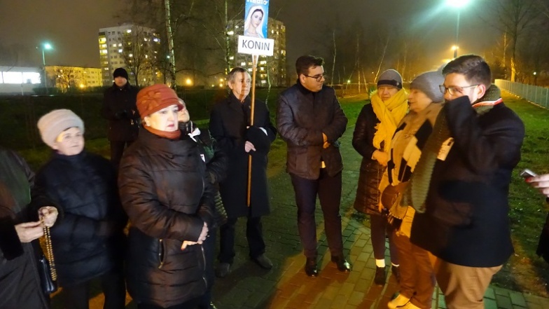 Jedenastego dnia każdego miesiąca odmówią różaniec przy krzyżu na Zatorzu 