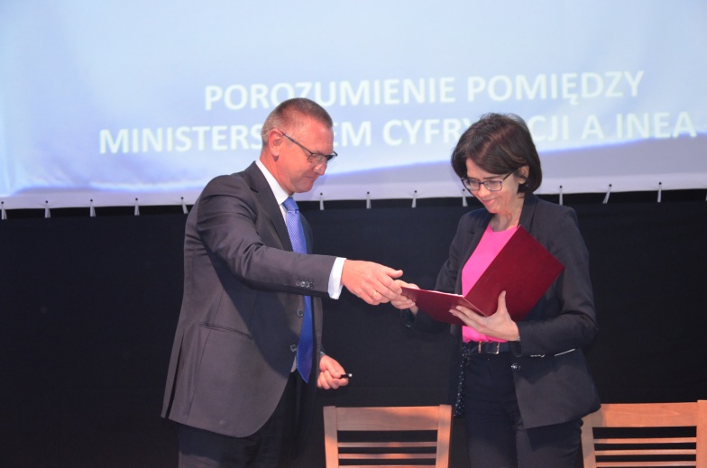 600 szkół w Wielkopolsce z szybkim łączem internetowym. Przyjechała pani minister 