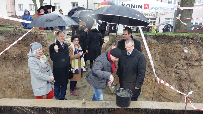 Wmurowali kamień. Budowa sali gimnastycznej przy SOSW