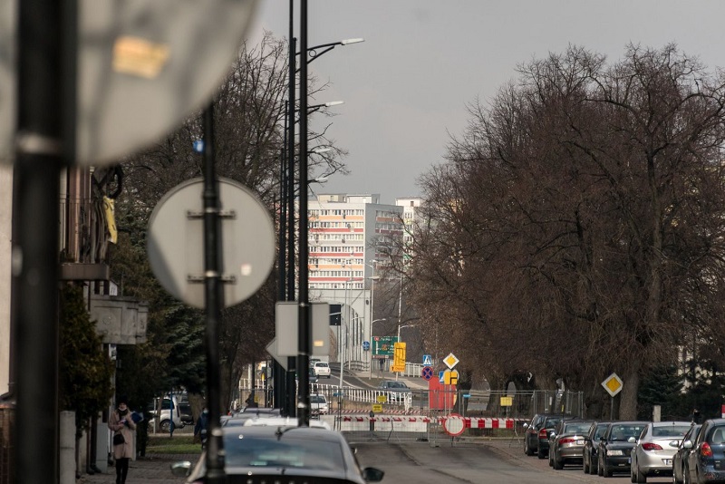 Utrudnienia w ruchu na Wojska Polskiego. Prace prowadzone są w pasie drogowym