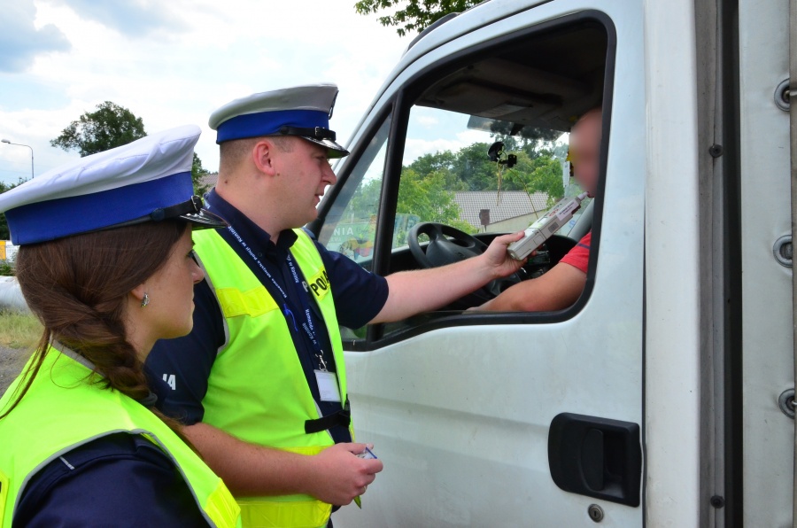 Trzej kierowcy z 2 promilami. Ostatni weekend na podwójnym gazie