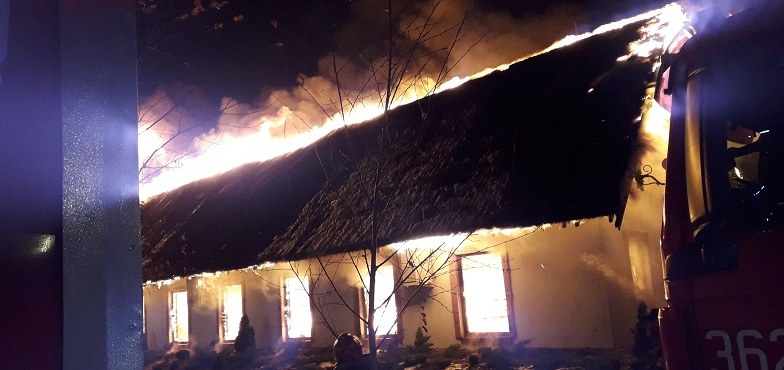 Płonie już cały budynek sali weselnej w Skansen Bicz. Coraz więcej strażaków w akcji