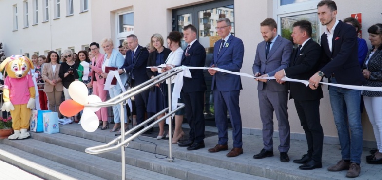 Wstęga przecięta. Żłobek zaprasza milusińskich