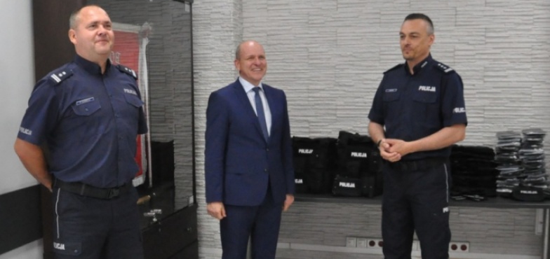Policjanci pojadą na akcje w nowych kamizelkach. Prezes przekazał je komendantowi