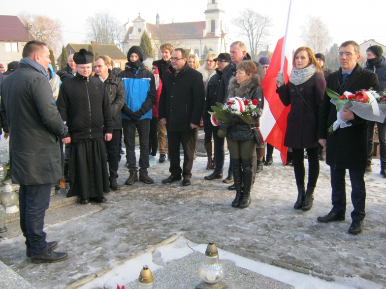 Złożyli kwiaty na grobie powstańców na cmentarzu w Grochowach 