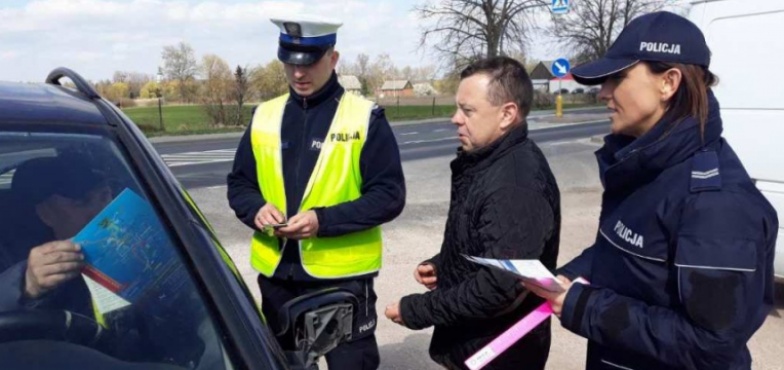 Przypominali o pasach i bezpiecznym przewożeniu dzieci. Policjanci w akcji 