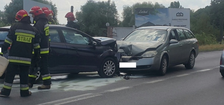 Zderzyły się dwa auta. Dwie osoby poszkodowane