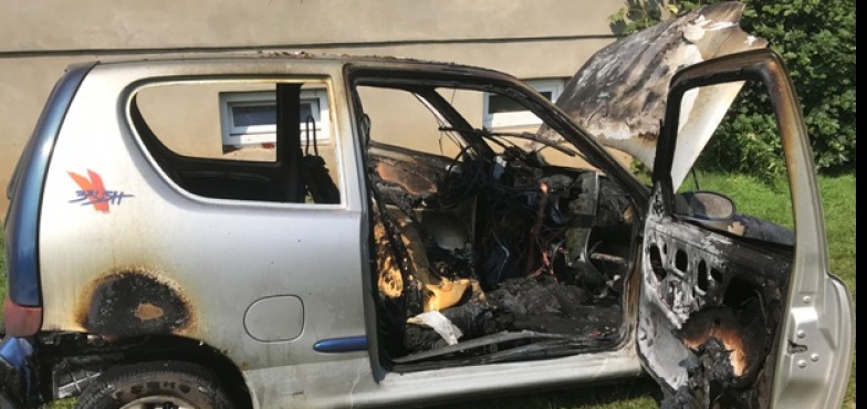 Spalił się fiat. Zagrożony pożarem był również budynek