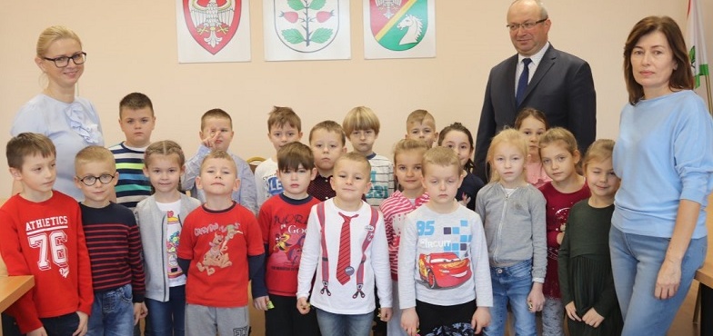 Świąteczna wizyta przedszkolaków w urzędzie. Śpiewały kolędy i składały życzenia