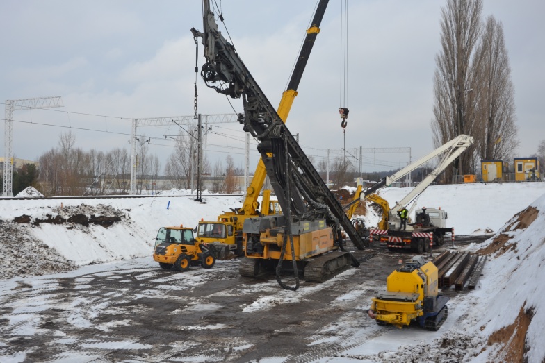 Na plac wjechały kolejne maszyny. Budowa wiaduktu na V osiedlu idzie zgodnie z planem