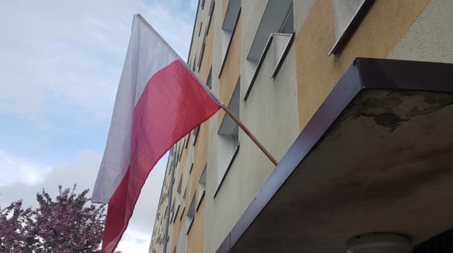 Wojewoda zachęca do wywieszania flag i wspólnego zaśpiewania hymnu w samo południe 