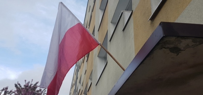 Wojewoda zachęca do wywieszania flag i wspólnego zaśpiewania hymnu w samo południe 