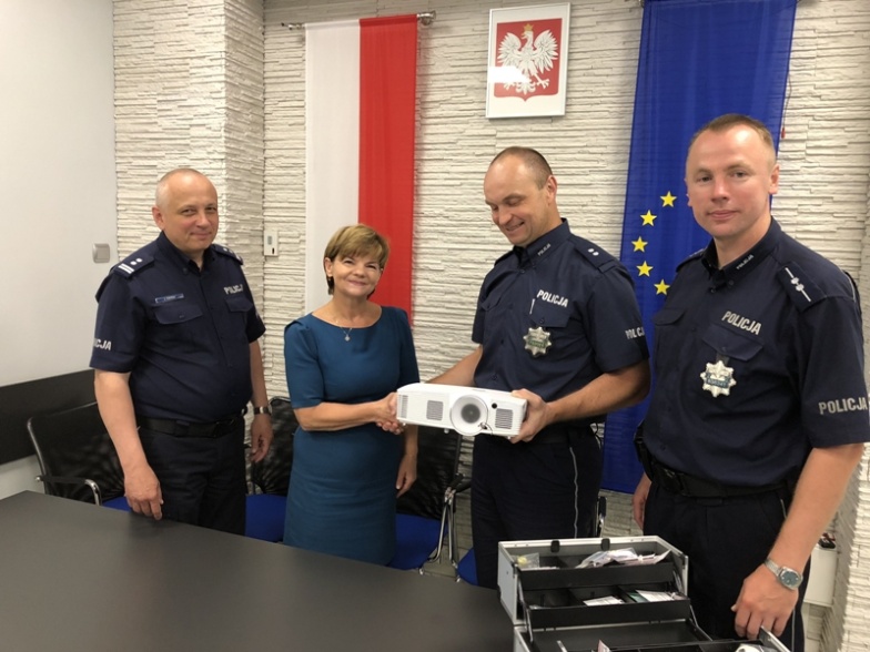 Walizka edukacyjna do walki z narkomanią. Policjanci dostali prezent