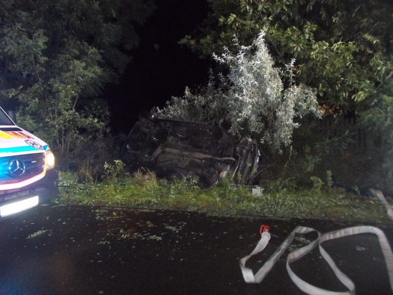 Volkswagen wjechał do przydrożnego rowu. Wpadł w poślizg   