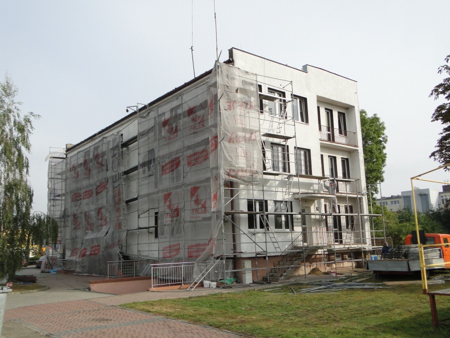 Urząd Miejski w Sompolnie będzie ocieplony. Trwają prace na rusztowaniach 