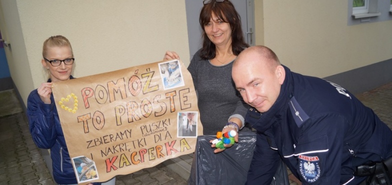 Policjanci zebrali kilka worków nakrętek. Komu chcą pomóc?