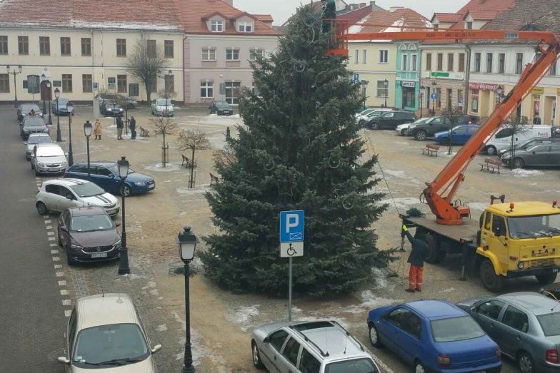 Z placu Wolności w Koninie znika choinka