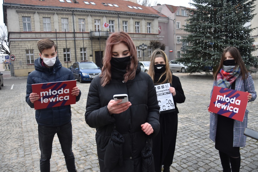 Mało śpią, niezdrowo jedzą i piją. Młodzi zapytali swoich kolegów i koleżanki o nawyki  