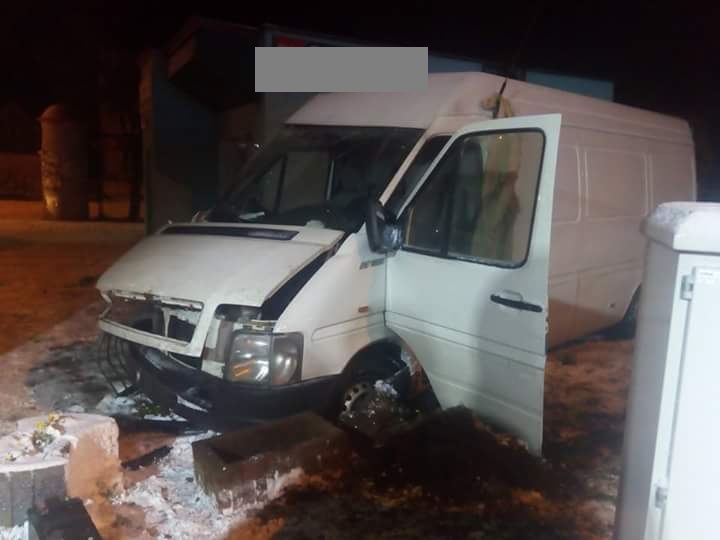 Śmiertelny wypadek. Auto uderzyło w ścianę sklepu
