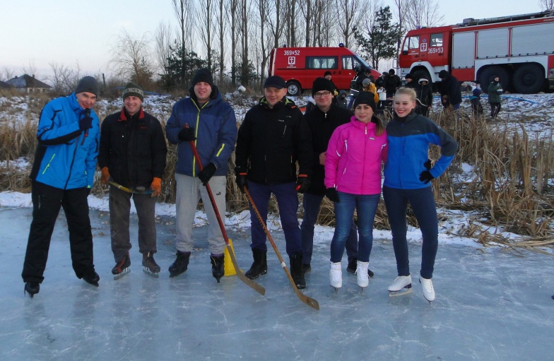 Na lodzie pożegnali ferie zimowe. Najpierw slalom na łyżwach, potem kiełbaski pieczone na ognisku