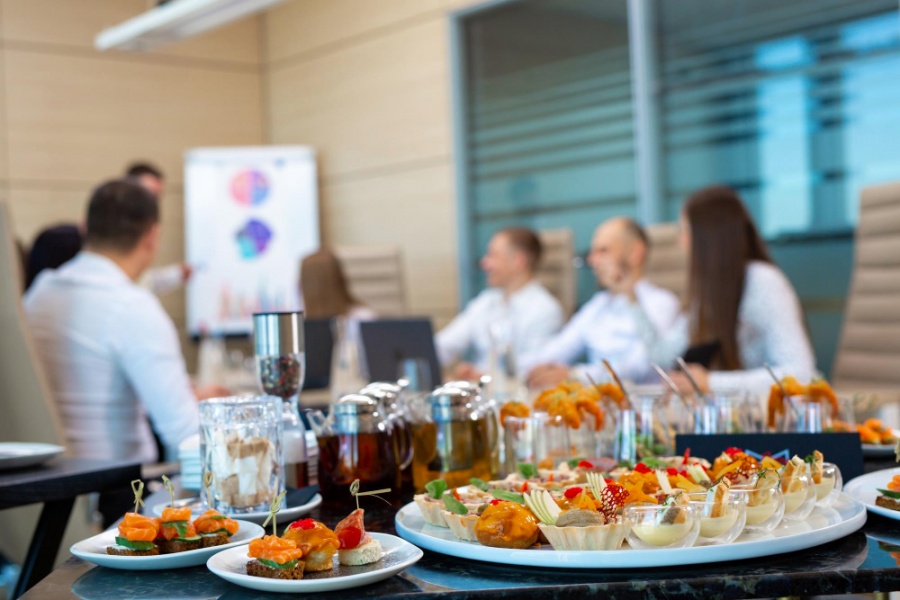 Jakie potrawy najlepiej sprawdzą się na firmowych imprezach?