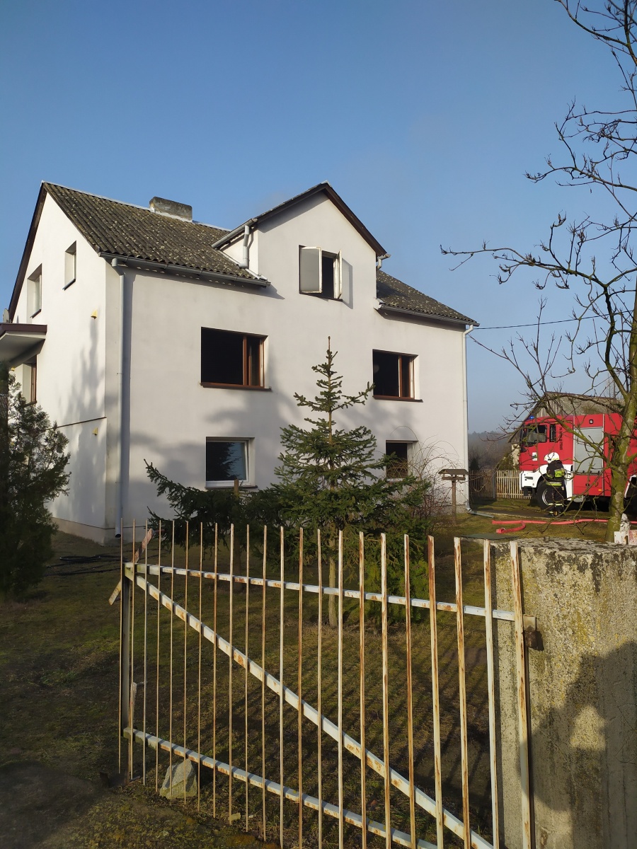 Pożar domu w Licheniu Starym. Ogień pojawił się na piętrze   