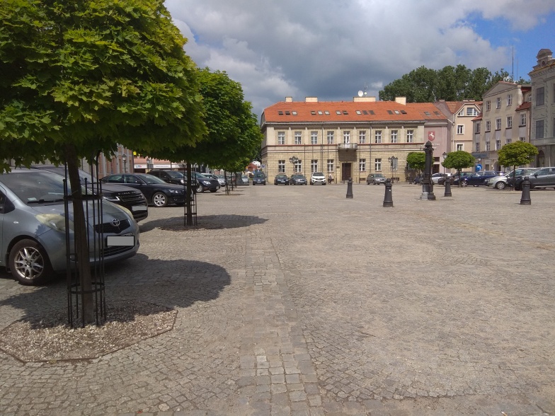 Zniknęły ławeczki z placu Wolności. Kiedy będzie można znów tam usiąść?